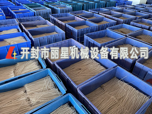 室內作業(yè)的粉條加工設備自帶烘干，可四季作業(yè)