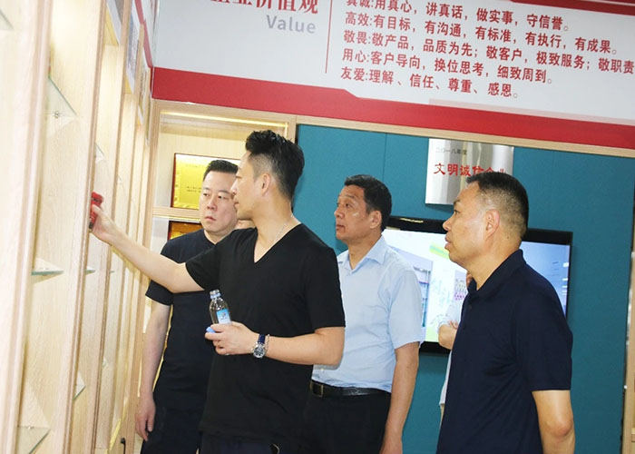 參觀(guān)酸辣粉展廳2.jpg