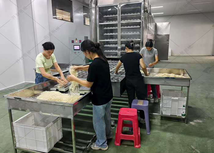 方便粉絲生產(chǎn)線(xiàn)試機.jpg